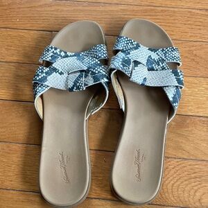 Universal thread snake skin sandals